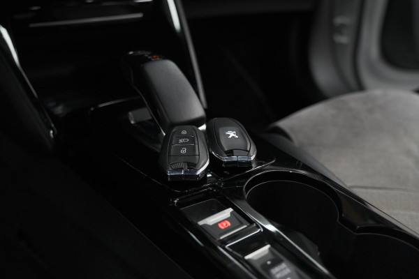 Peugeot e-2008 EV GT Pack 50 kWh | Schuif-/Kanteldak | Adaptieve Cruise Control | Camera  | Dodehoekdetectie | SOH=92,5%