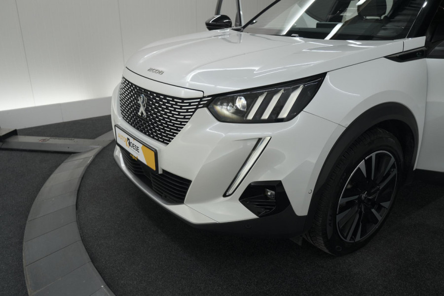Peugeot e-2008 EV GT Pack 50 kWh | Schuif-/Kanteldak | Adaptieve Cruise Control | Camera  | Dodehoekdetectie | SOH=92,5%