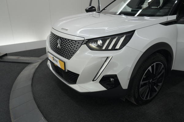 Peugeot e-2008 EV GT Pack 50 kWh | Schuif-/Kanteldak | Adaptieve Cruise Control | Camera  | Dodehoekdetectie | SOH=92,5%