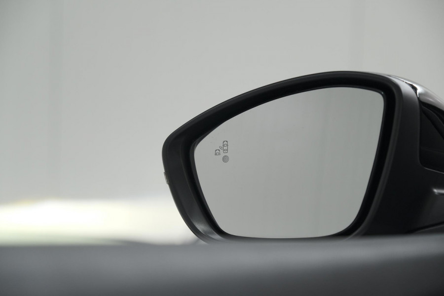 Peugeot e-2008 EV GT Pack 50 kWh | Schuif-/Kanteldak | Adaptieve Cruise Control | Camera  | Dodehoekdetectie | SOH=92,5%