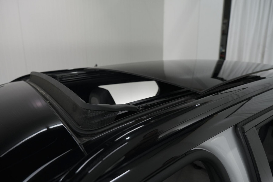 Peugeot e-2008 EV GT Pack 50 kWh | Schuif-/Kanteldak | Adaptieve Cruise Control | Camera  | Dodehoekdetectie | SOH=92,5%