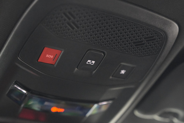 Peugeot e-2008 EV GT Pack 50 kWh | Schuif-/Kanteldak | Adaptieve Cruise Control | Camera  | Dodehoekdetectie | SOH=92,5%