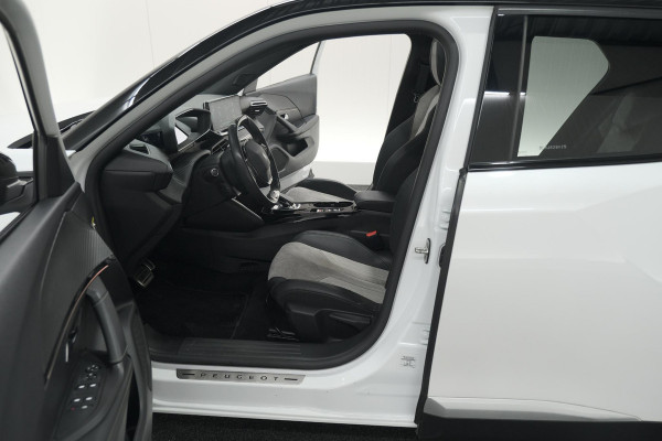 Peugeot e-2008 EV GT Pack 50 kWh | Schuif-/Kanteldak | Adaptieve Cruise Control | Camera  | Dodehoekdetectie | SOH=92,5%