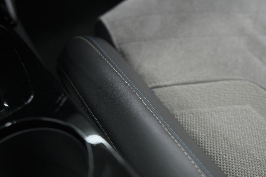 Peugeot e-2008 EV GT Pack 50 kWh | Schuif-/Kanteldak | Adaptieve Cruise Control | Camera  | Dodehoekdetectie | SOH=92,5%