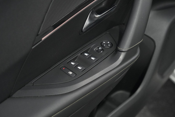 Peugeot e-2008 EV GT Pack 50 kWh | Schuif-/Kanteldak | Adaptieve Cruise Control | Camera  | Dodehoekdetectie | SOH=92,5%
