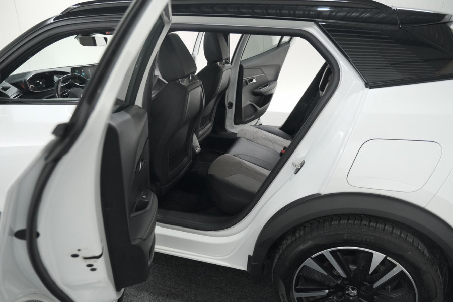 Peugeot e-2008 EV GT Pack 50 kWh | Schuif-/Kanteldak | Adaptieve Cruise Control | Camera  | Dodehoekdetectie | SOH=92,5%