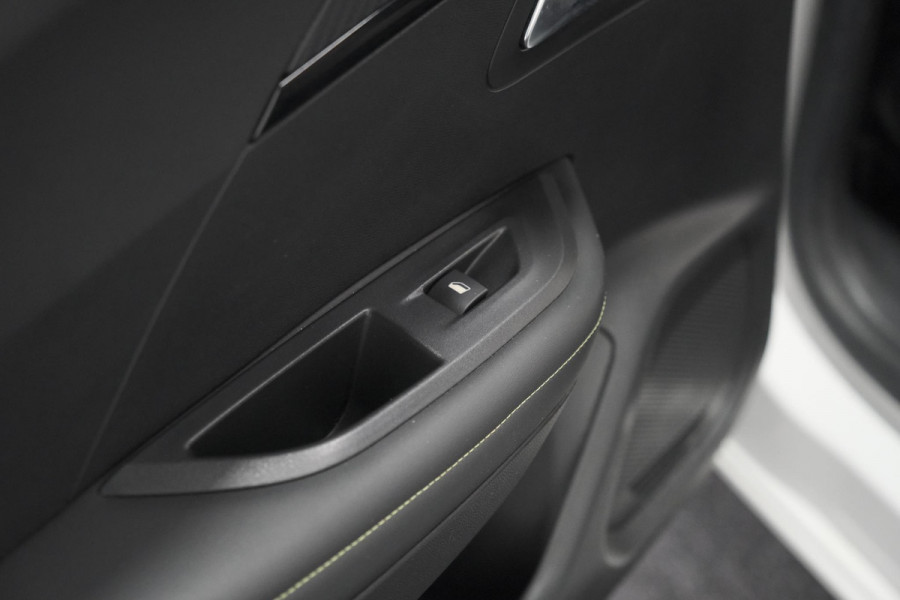 Peugeot e-2008 EV GT Pack 50 kWh | Schuif-/Kanteldak | Adaptieve Cruise Control | Camera  | Dodehoekdetectie | SOH=92,5%