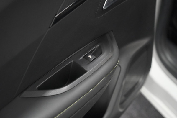 Peugeot e-2008 EV GT Pack 50 kWh | Schuif-/Kanteldak | Adaptieve Cruise Control | Camera  | Dodehoekdetectie | SOH=92,5%