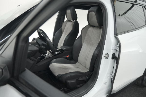 Peugeot e-2008 EV GT Pack 50 kWh | Schuif-/Kanteldak | Adaptieve Cruise Control | Camera  | Dodehoekdetectie | SOH=92,5%