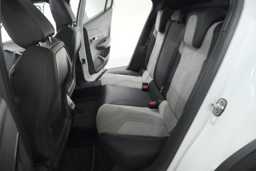 Peugeot e-2008 EV GT Pack 50 kWh | Schuif-/Kanteldak | Adaptieve Cruise Control | Camera  | Dodehoekdetectie | SOH=92,5%