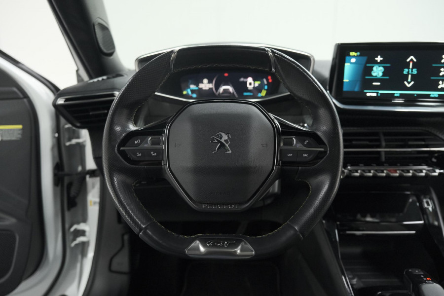 Peugeot e-2008 EV GT Pack 50 kWh | Schuif-/Kanteldak | Adaptieve Cruise Control | Camera  | Dodehoekdetectie | SOH=92,5%