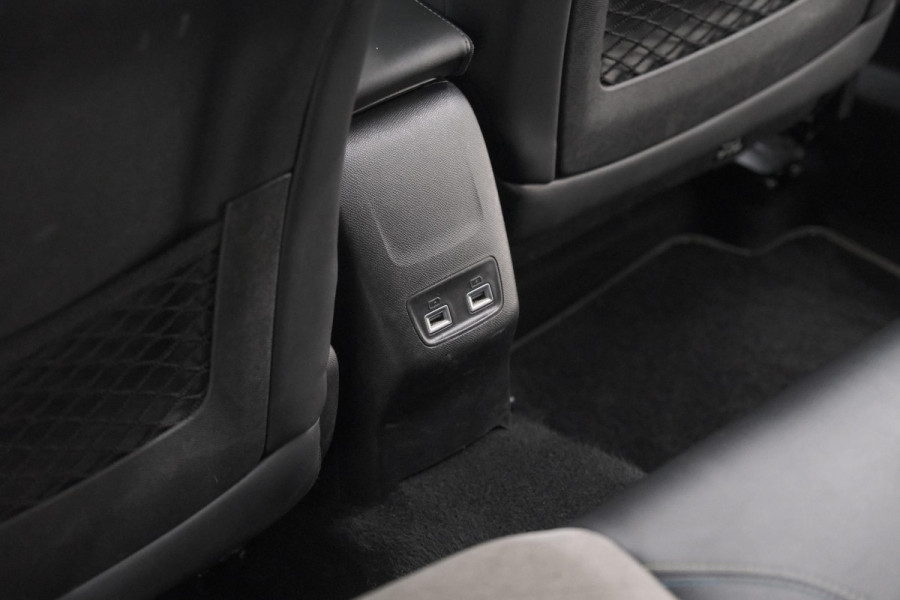 Peugeot e-2008 EV GT Pack 50 kWh | Schuif-/Kanteldak | Adaptieve Cruise Control | Camera  | Dodehoekdetectie | SOH=92,5%