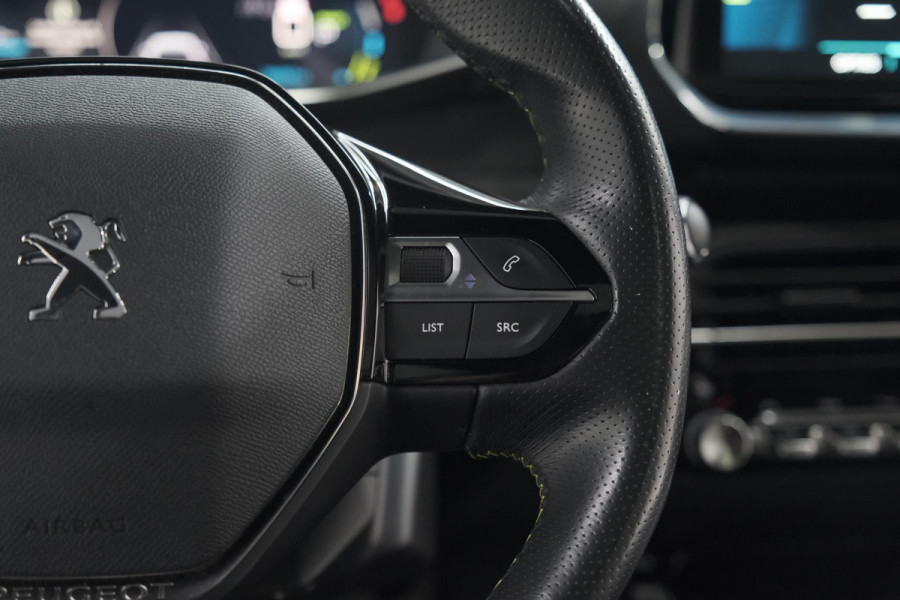 Peugeot e-2008 EV GT Pack 50 kWh | Schuif-/Kanteldak | Adaptieve Cruise Control | Camera  | Dodehoekdetectie | SOH=92,5%