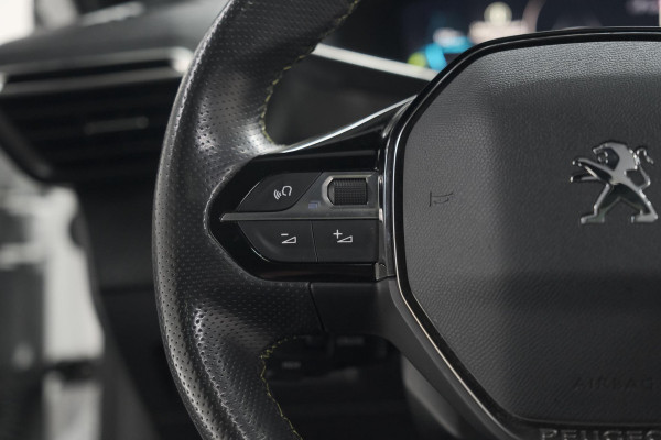 Peugeot e-2008 EV GT Pack 50 kWh | Schuif-/Kanteldak | Adaptieve Cruise Control | Camera  | Dodehoekdetectie | SOH=92,5%