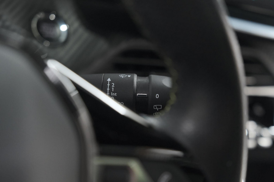 Peugeot e-2008 EV GT Pack 50 kWh | Schuif-/Kanteldak | Adaptieve Cruise Control | Camera  | Dodehoekdetectie | SOH=92,5%