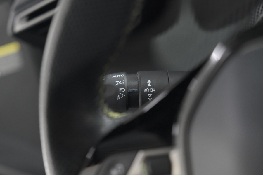 Peugeot e-2008 EV GT Pack 50 kWh | Schuif-/Kanteldak | Adaptieve Cruise Control | Camera  | Dodehoekdetectie | SOH=92,5%