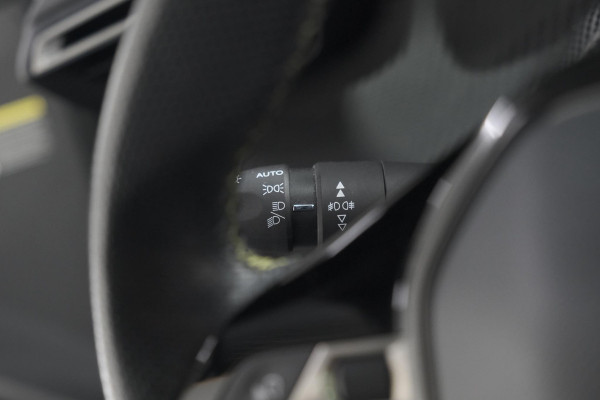 Peugeot e-2008 EV GT Pack 50 kWh | Schuif-/Kanteldak | Adaptieve Cruise Control | Camera  | Dodehoekdetectie | SOH=92,5%