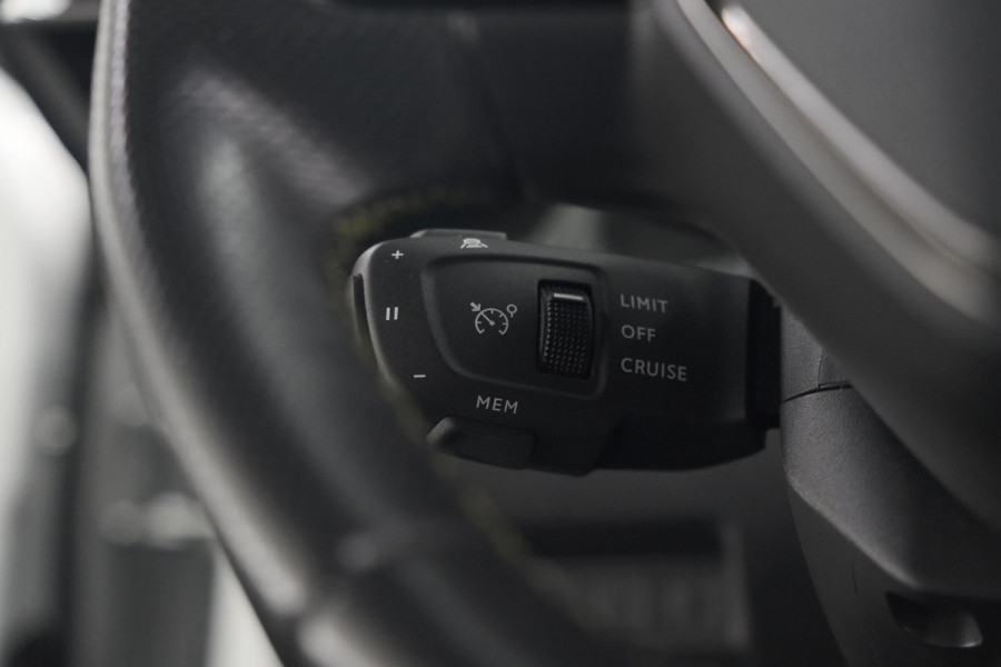 Peugeot e-2008 EV GT Pack 50 kWh | Schuif-/Kanteldak | Adaptieve Cruise Control | Camera  | Dodehoekdetectie | SOH=92,5%