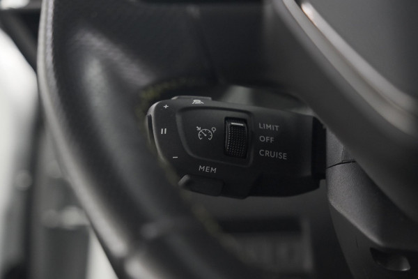 Peugeot e-2008 EV GT Pack 50 kWh | Schuif-/Kanteldak | Adaptieve Cruise Control | Camera  | Dodehoekdetectie | SOH=92,5%