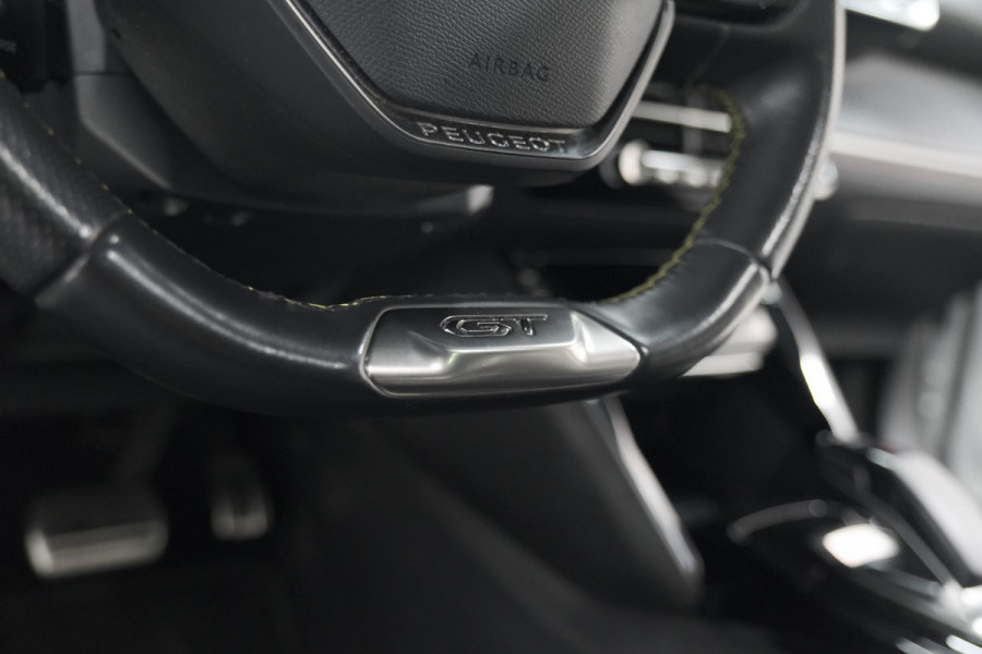 Peugeot e-2008 EV GT Pack 50 kWh | Schuif-/Kanteldak | Adaptieve Cruise Control | Camera  | Dodehoekdetectie | SOH=92,5%