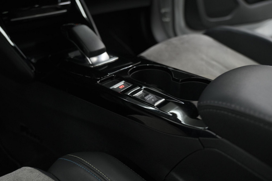Peugeot e-2008 EV GT Pack 50 kWh | Schuif-/Kanteldak | Adaptieve Cruise Control | Camera  | Dodehoekdetectie | SOH=92,5%
