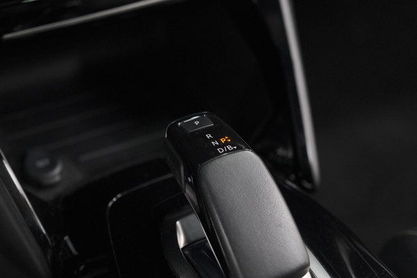 Peugeot e-2008 EV GT Pack 50 kWh | Schuif-/Kanteldak | Adaptieve Cruise Control | Camera  | Dodehoekdetectie | SOH=92,5%