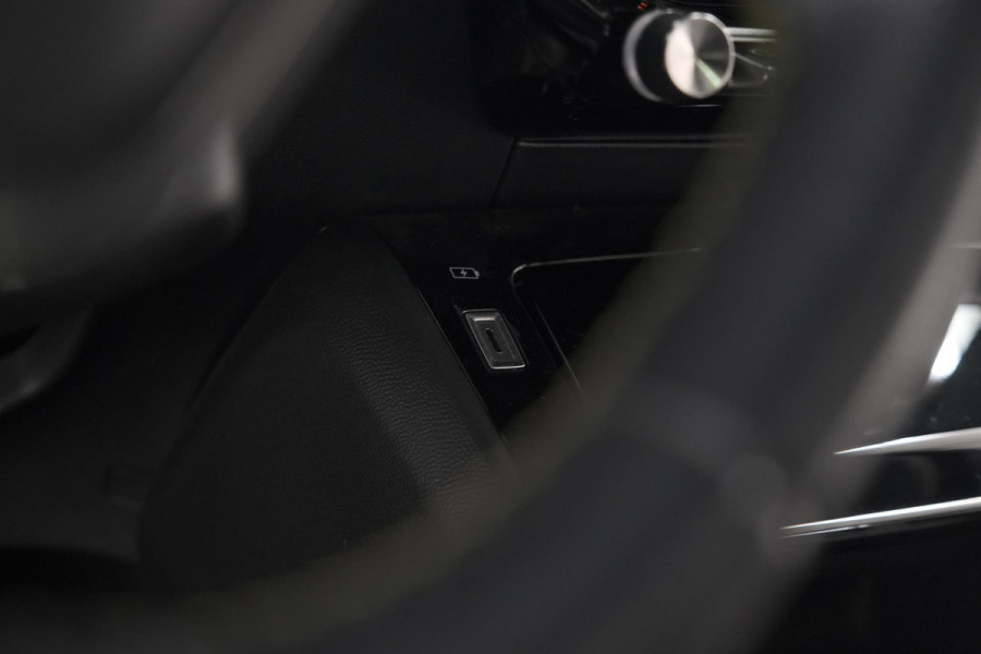 Peugeot e-2008 EV GT Pack 50 kWh | Schuif-/Kanteldak | Adaptieve Cruise Control | Camera  | Dodehoekdetectie | SOH=92,5%
