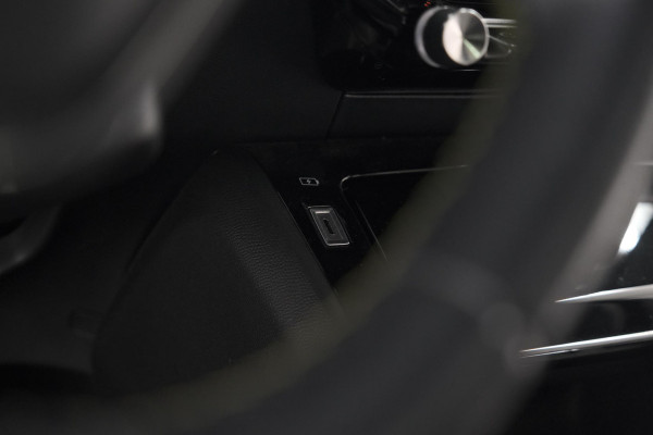 Peugeot e-2008 EV GT Pack 50 kWh | Schuif-/Kanteldak | Adaptieve Cruise Control | Camera  | Dodehoekdetectie | SOH=92,5%