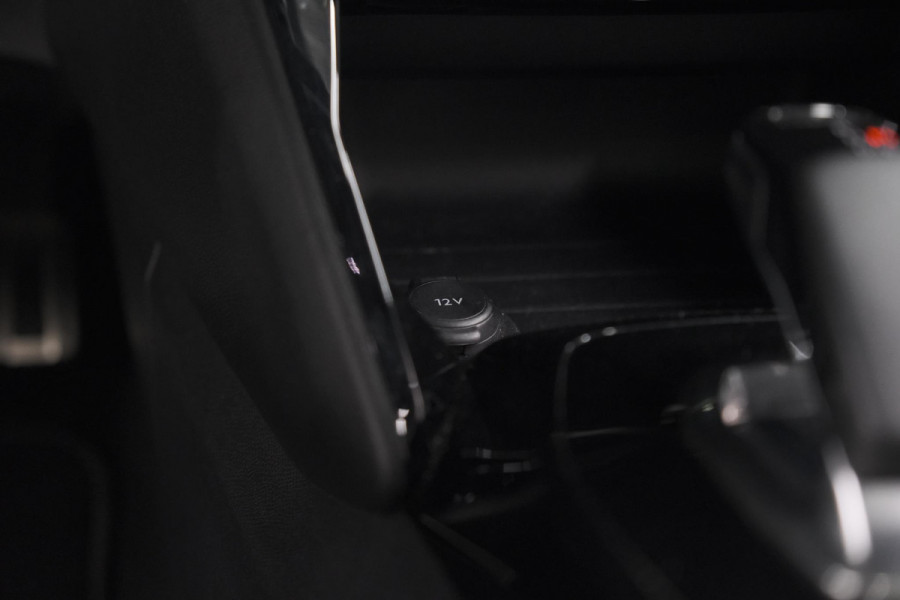 Peugeot e-2008 EV GT Pack 50 kWh | Schuif-/Kanteldak | Adaptieve Cruise Control | Camera  | Dodehoekdetectie | SOH=92,5%