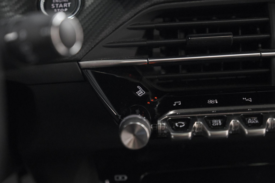 Peugeot e-2008 EV GT Pack 50 kWh | Schuif-/Kanteldak | Adaptieve Cruise Control | Camera  | Dodehoekdetectie | SOH=92,5%