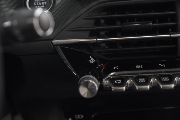 Peugeot e-2008 EV GT Pack 50 kWh | Schuif-/Kanteldak | Adaptieve Cruise Control | Camera  | Dodehoekdetectie | SOH=92,5%