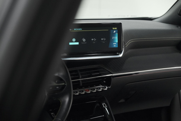Peugeot e-2008 EV GT Pack 50 kWh | Schuif-/Kanteldak | Adaptieve Cruise Control | Camera  | Dodehoekdetectie | SOH=92,5%