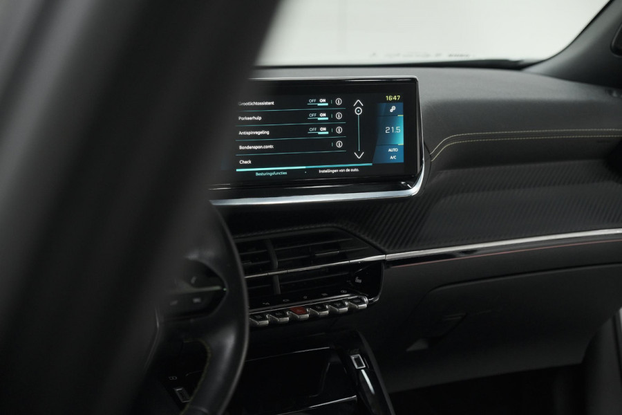 Peugeot e-2008 EV GT Pack 50 kWh | Schuif-/Kanteldak | Adaptieve Cruise Control | Camera  | Dodehoekdetectie | SOH=92,5%