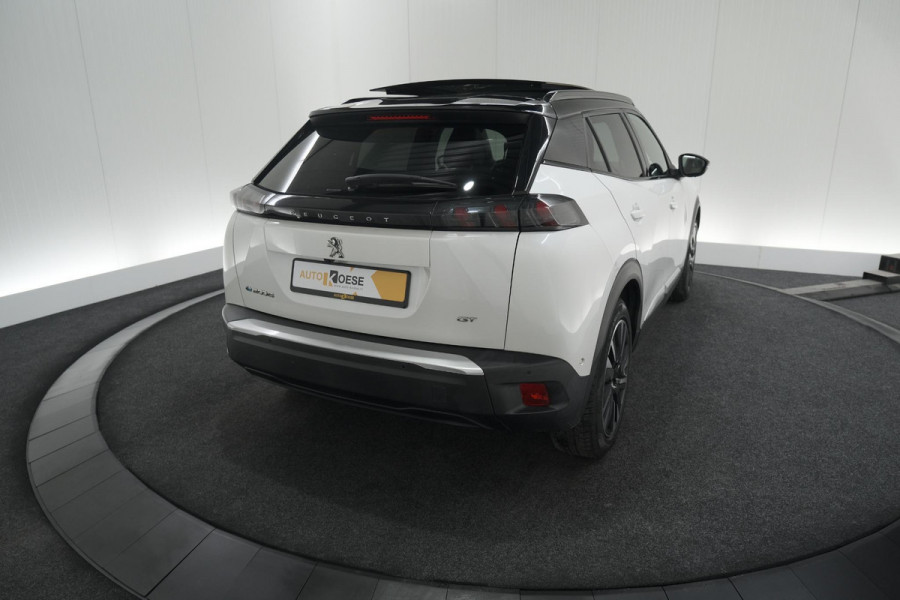 Peugeot e-2008 EV GT Pack 50 kWh | Schuif-/Kanteldak | Adaptieve Cruise Control | Camera  | Dodehoekdetectie | SOH=92,5%
