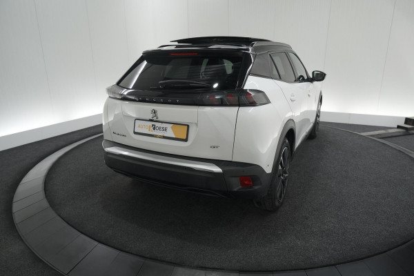 Peugeot e-2008 EV GT Pack 50 kWh | Schuif-/Kanteldak | Adaptieve Cruise Control | Camera  | Dodehoekdetectie | SOH=92,5%