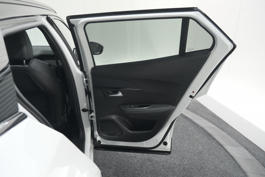 Peugeot e-2008 EV GT Pack 50 kWh | Schuif-/Kanteldak | Adaptieve Cruise Control | Camera  | Dodehoekdetectie | SOH=92,5%