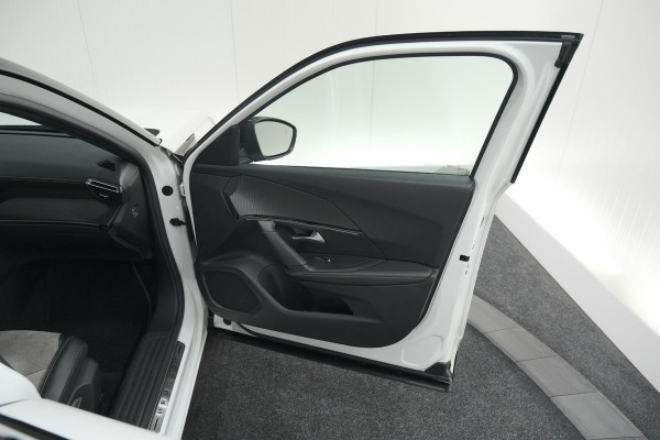 Peugeot e-2008 EV GT Pack 50 kWh | Schuif-/Kanteldak | Adaptieve Cruise Control | Camera  | Dodehoekdetectie | SOH=92,5%