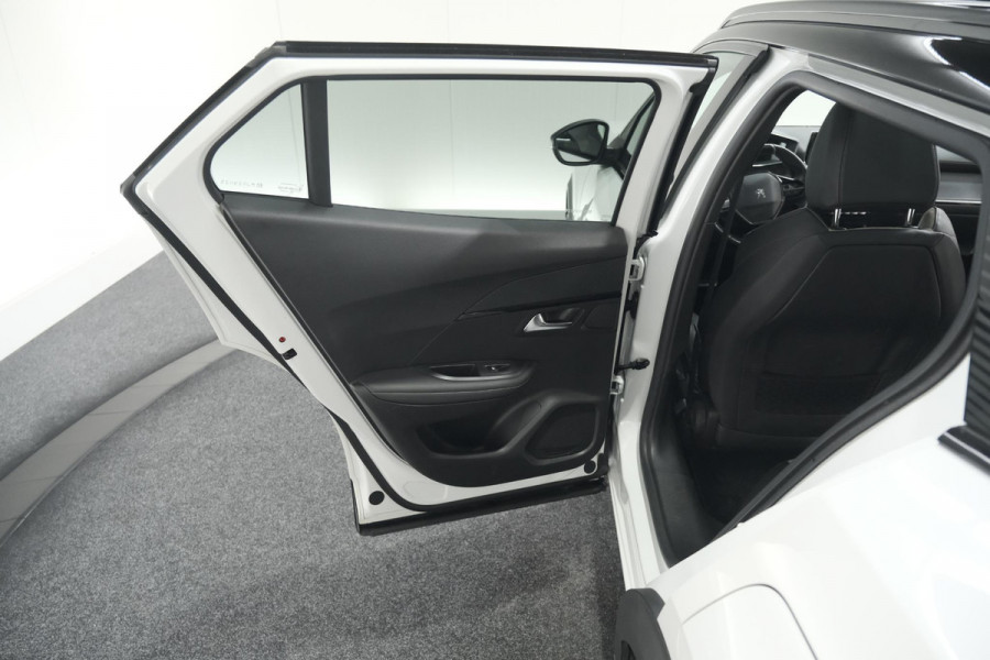Peugeot e-2008 EV GT Pack 50 kWh | Schuif-/Kanteldak | Adaptieve Cruise Control | Camera  | Dodehoekdetectie | SOH=92,5%