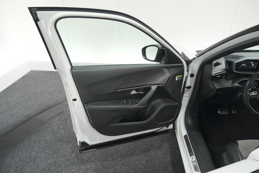 Peugeot e-2008 EV GT Pack 50 kWh | Schuif-/Kanteldak | Adaptieve Cruise Control | Camera  | Dodehoekdetectie | SOH=92,5%