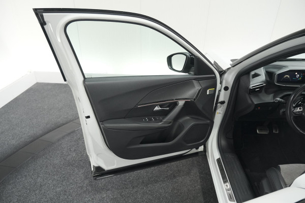 Peugeot e-2008 EV GT Pack 50 kWh | Schuif-/Kanteldak | Adaptieve Cruise Control | Camera  | Dodehoekdetectie | SOH=92,5%