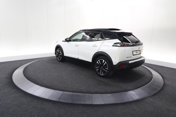 Peugeot e-2008 EV GT Pack 50 kWh | Schuif-/Kanteldak | Adaptieve Cruise Control | Camera  | Dodehoekdetectie | SOH=92,5%