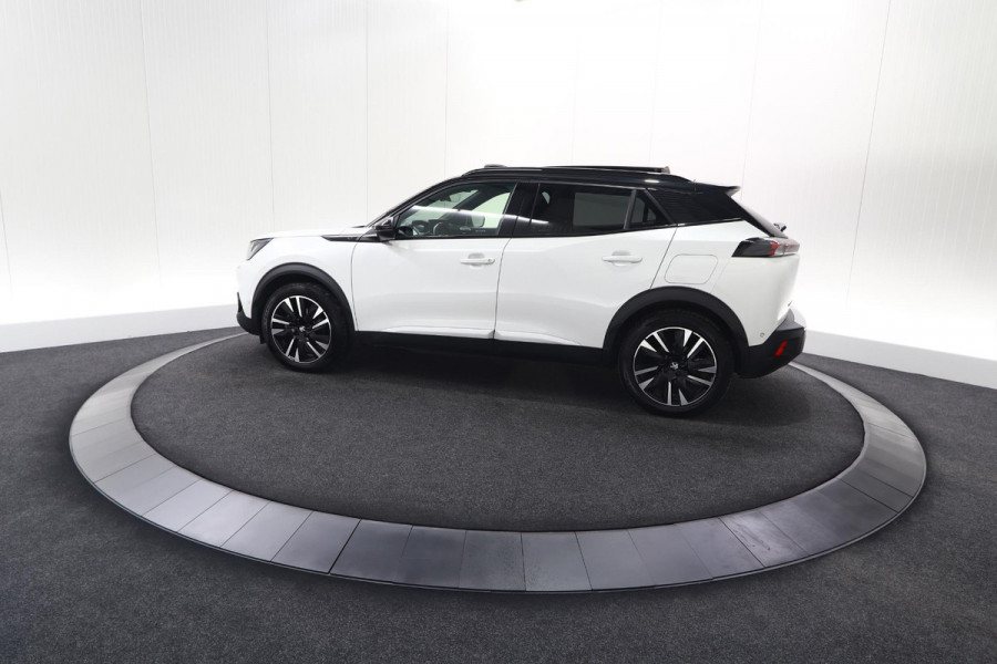 Peugeot e-2008 EV GT Pack 50 kWh | Schuif-/Kanteldak | Adaptieve Cruise Control | Camera  | Dodehoekdetectie | SOH=92,5%