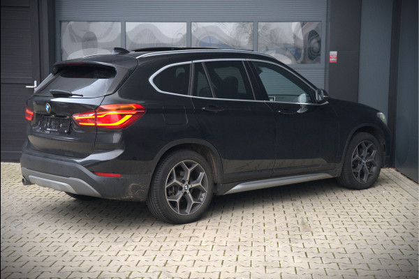 BMW X1 sDrive18i High Executive X Line | Panoramadak | Harman Kardon | Parkeersensoren | Head-Up Display | Leer | Stoelverwarming | Navigatie | Camera | Automaat | Digitale Tellers | Keyless | LED | Cruise Control |