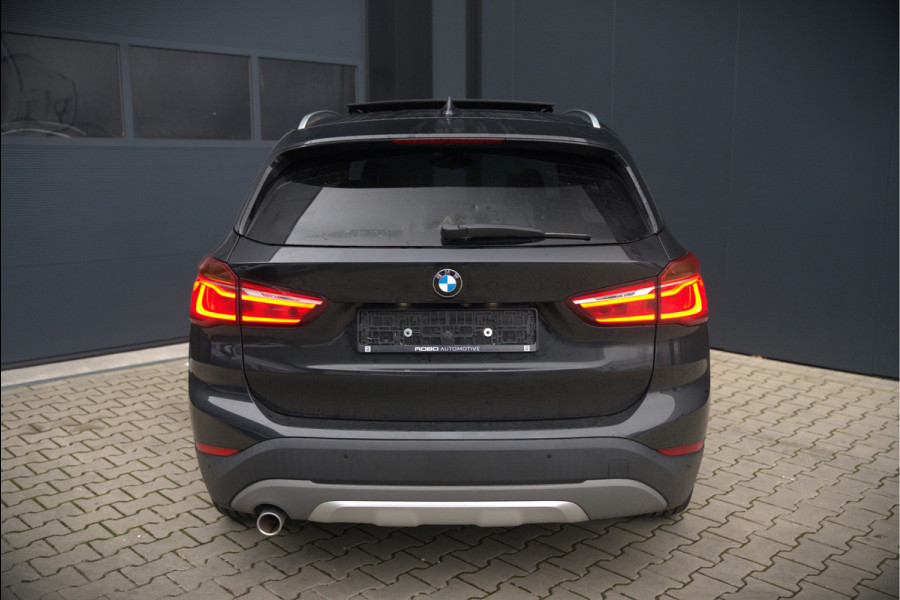 BMW X1 sDrive18i High Executive X Line | Panoramadak | Harman Kardon | Parkeersensoren | Head-Up Display | Leer | Stoelverwarming | Navigatie | Camera | Automaat | Digitale Tellers | Keyless | LED | Cruise Control |
