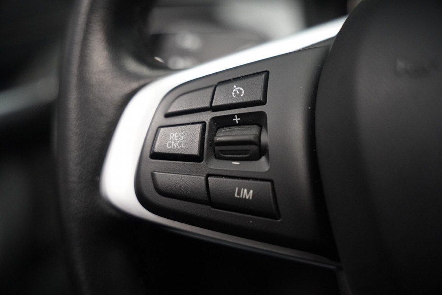 BMW X1 sDrive18i High Executive X Line | Panoramadak | Harman Kardon | Parkeersensoren | Head-Up Display | Leer | Stoelverwarming | Navigatie | Camera | Automaat | Digitale Tellers | Keyless | LED | Cruise Control |