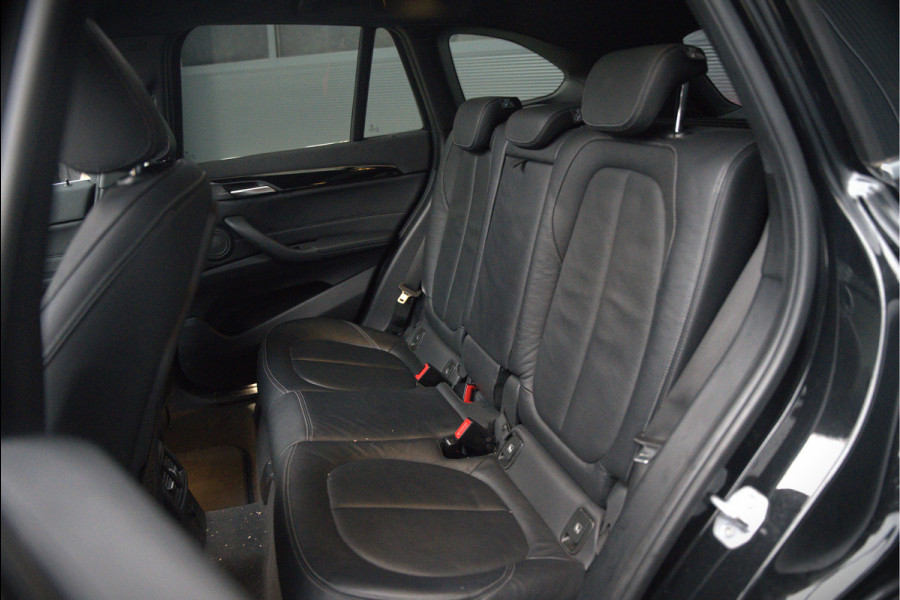 BMW X1 sDrive18i High Executive X Line | Panoramadak | Harman Kardon | Parkeersensoren | Head-Up Display | Leer | Stoelverwarming | Navigatie | Camera | Automaat | Digitale Tellers | Keyless | LED | Cruise Control |