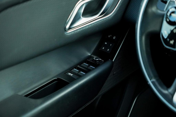 Land Rover Range Rover Velar 2.0 I4 Turbo AWD R-Dynamic SE / Pano / Meridian Surround / Leder / Trekhaak