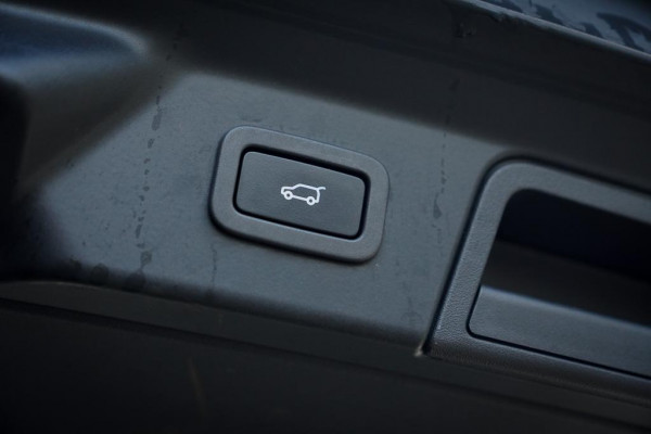 Land Rover Range Rover Velar 2.0 I4 Turbo AWD R-Dynamic SE / Pano / Meridian Surround / Leder / Trekhaak