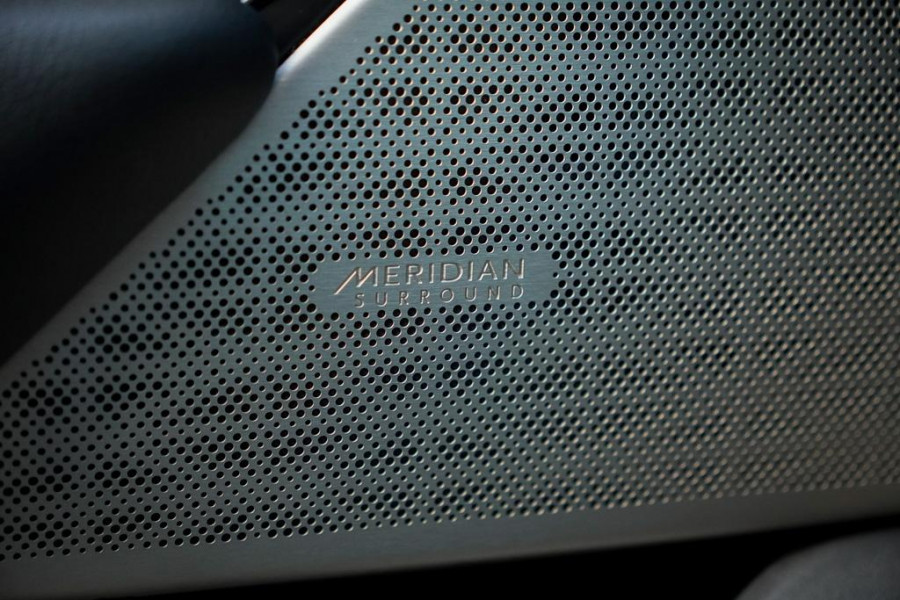 Land Rover Range Rover Velar 2.0 I4 Turbo AWD R-Dynamic SE / Pano / Meridian Surround / Leder / Trekhaak