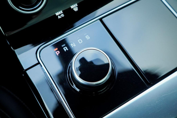 Land Rover Range Rover Velar 2.0 I4 Turbo AWD R-Dynamic SE / Pano / Meridian Surround / Leder / Trekhaak